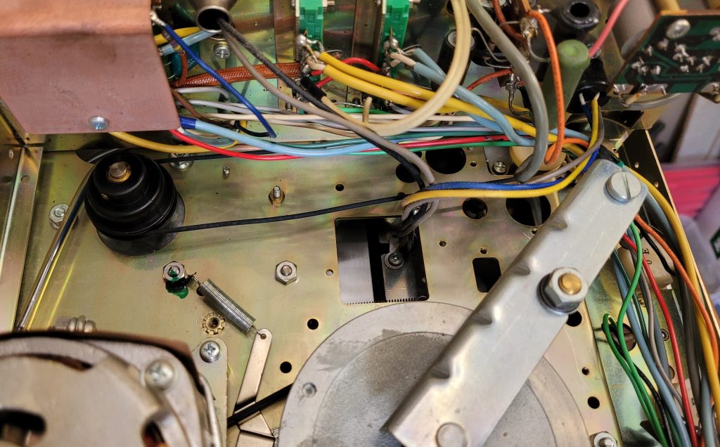 Akai 4000D inside showing round slack tape counter belt