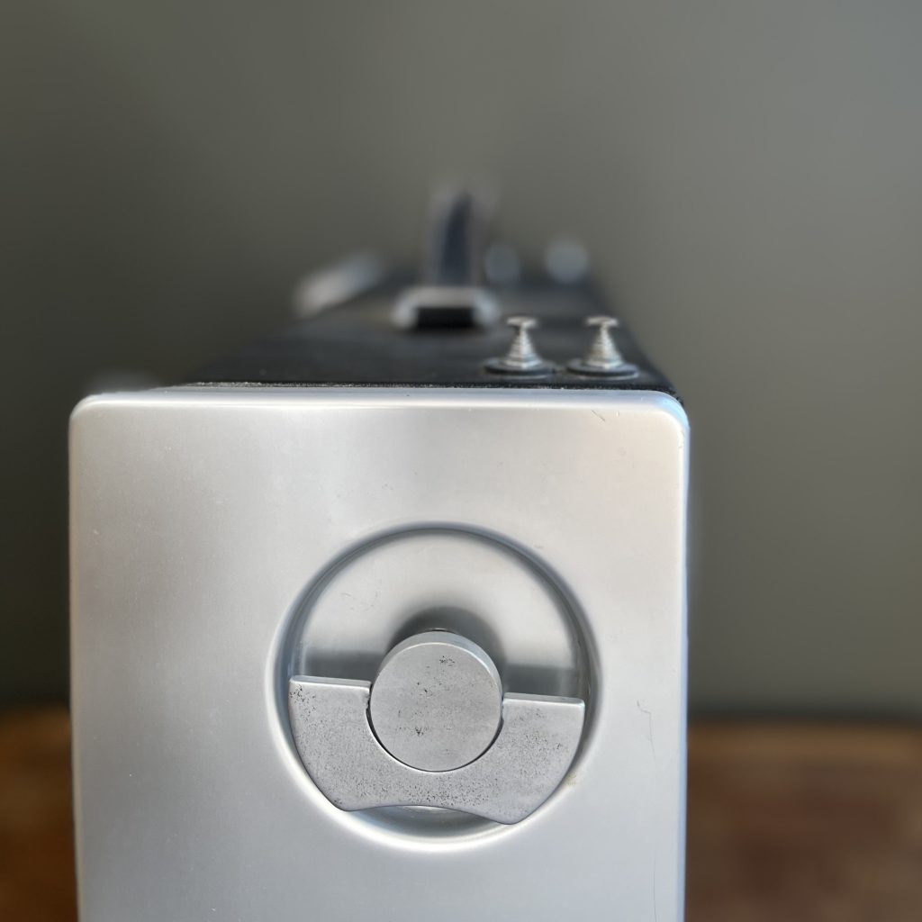 Shows the wave band control recessed on the right side